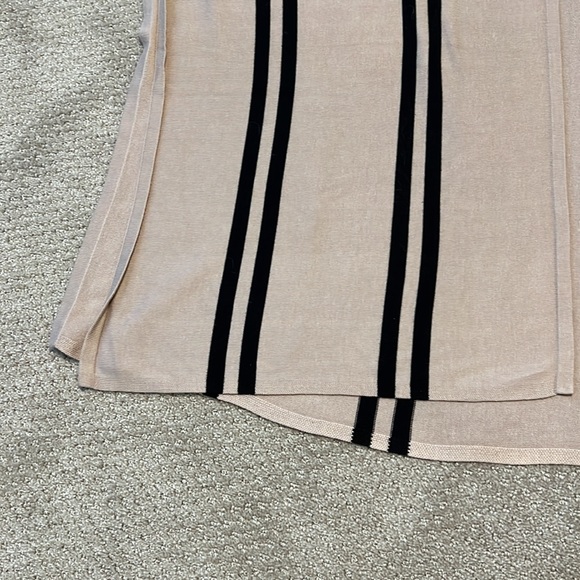 H and M Knit Poncho sweater - Picture 4 of 7